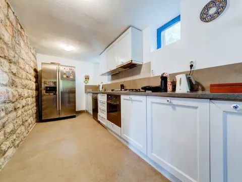 Izdavanje, kuća, 200m², Kotor, Crna Gora - image 9