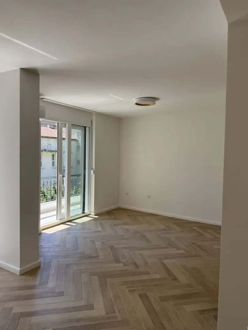 Izdavanje, dvosoban stan, 62m², Dobrota, Kotor