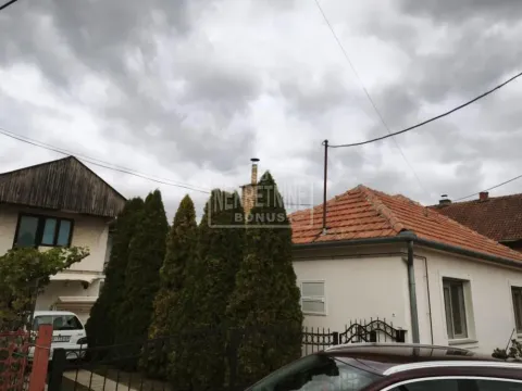 Pogled na dvorište i spoljašnjost kuće sa oblačnim nebom. - image 2