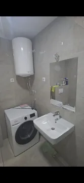 Manje kupatilo sa umivaonikom, veš mašinom i bojlerom. - image 13