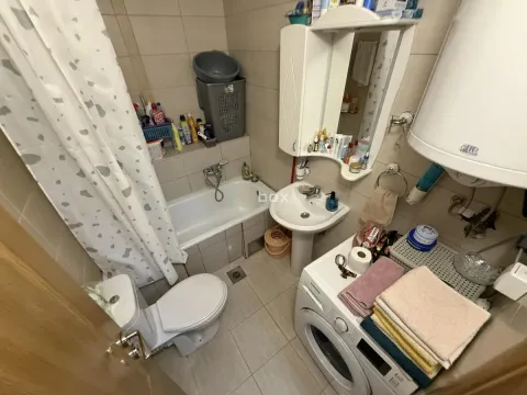 Manje kupatilo opremljeno kadom, umivaonikom, WC šoljom i veš mašinom. - image 15