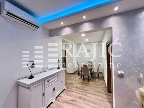 Living room with dining area and dropped ceiling with lighting. - image 2