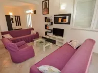 Izdavanje, stan, 77m², Tivat, Crna Gora - image 1