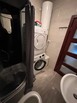 Kupatilo opremljeno tuš kabinom, umivaonikom i veš mašinom. - image 7