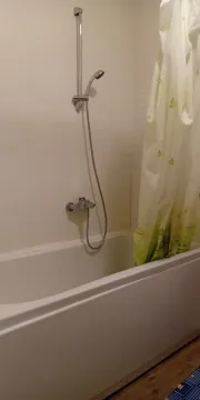 Manje kupatilo sa kadom i tuš baterijom. - image 7