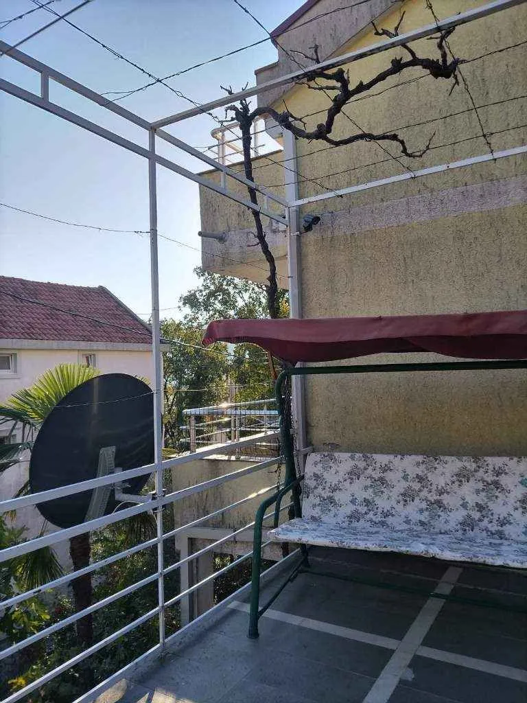 Terasa sa ljuljaškom.