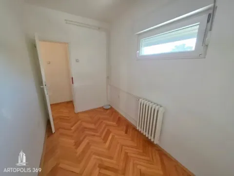 Prazna soba sa parketom i radijatorom. - image 10