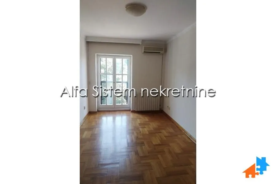 Empty room with parquet flooring and access to the terrace.