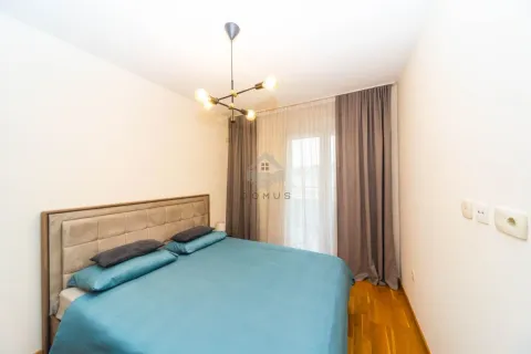 Spavaća soba sa bračnim krevetom i izlazom na terasu. - image 5