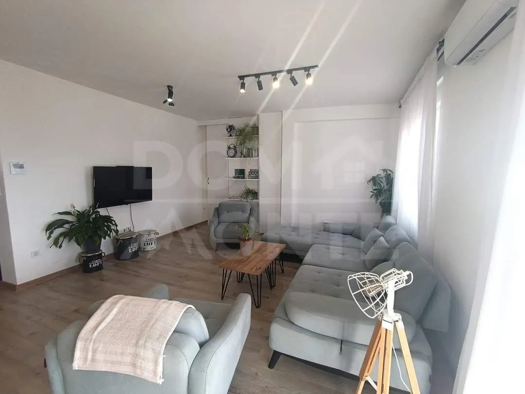 Izdavanje, trosoban stan, 100m², Tivat, Crna Gora