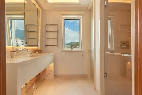 Moderne kupatilo sa velikim umivaonikom, ogledalom i tuš kabinom. - image 6