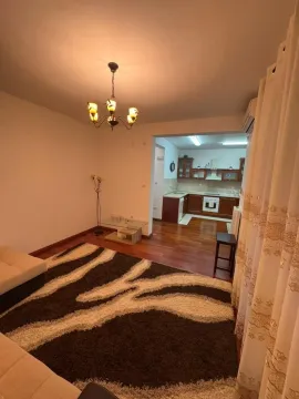 Dnevna soba sa garniturom i pogledom prema kuhinji. - image 4