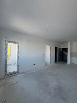 Prazna prostorija u novogradnji u fazi završnih radova sa balkonskim vratima. - image 5