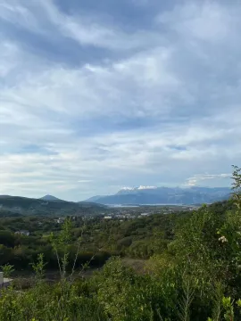 Pogled na okolni pejzaž i planine sa imanja. - image 2
