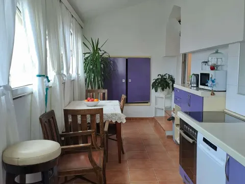 Izdavanje, trosoban stan, 100m², Tivat, Crna Gora - image 11