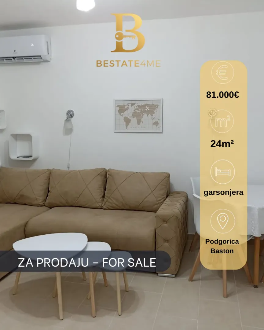 Dnevni boravak sa garniturom i stočićem u stanu.