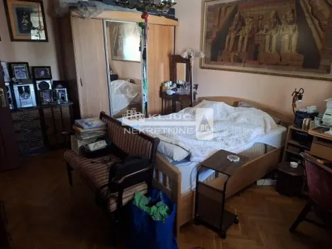 Nameštena spavaća soba sa bračnim krevetom, plakarom i drvenim podom. - image 11
