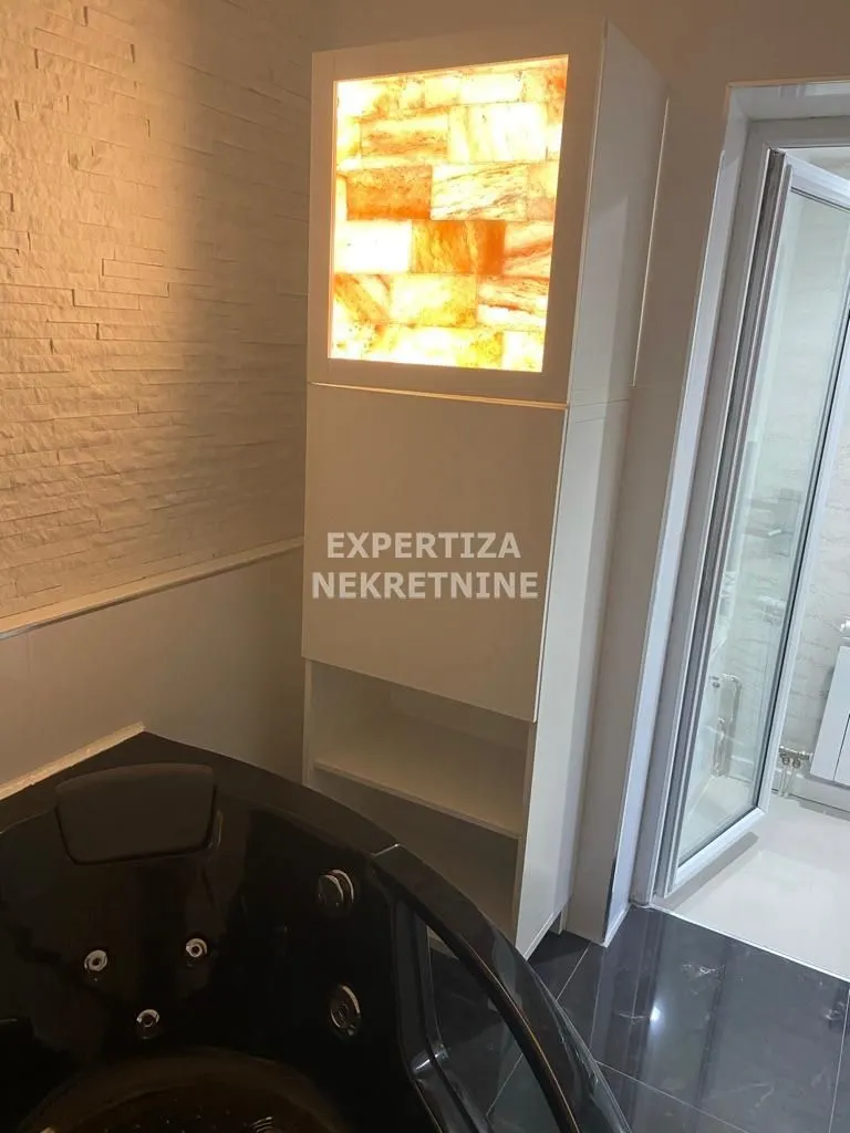 Modern bathroom with a hydromassage bathtub and decorative lighting.
