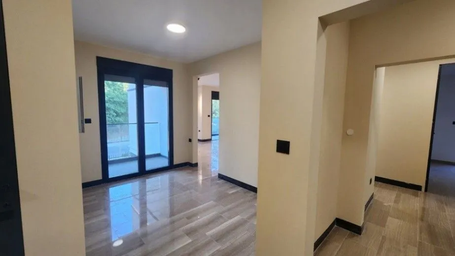 Izdavanje, trosoban stan, 111m², Vezirov Most, Podgorica