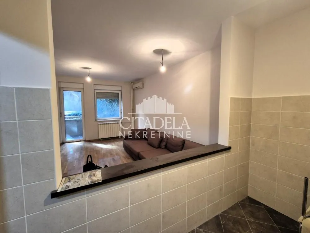 Prodaja, trosoban stan, 74m², Vračar Hram, Vračar Sve Podlokacije