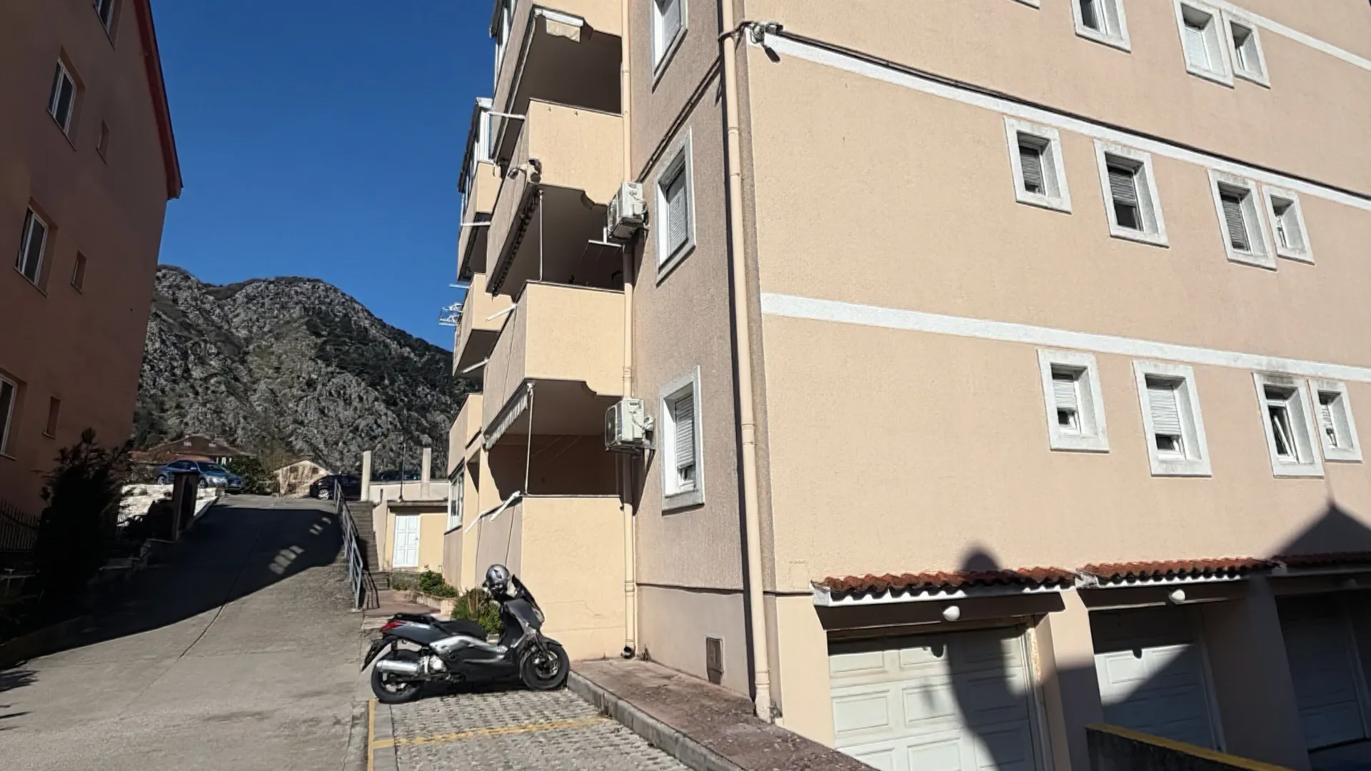Rent, four bedroom apartment, 120m², Škaljari, Kotor