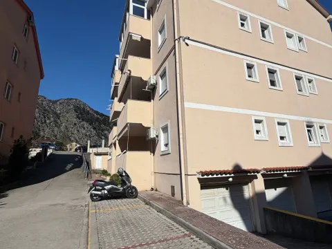 Izdavanje, četvorosoban stan, 120m², Škaljari, Kotor - image 19