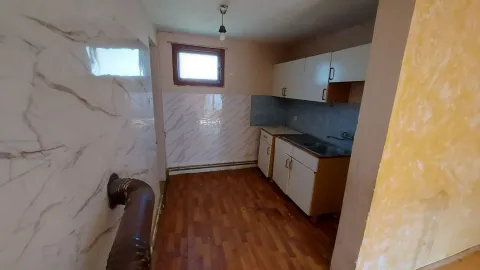 Manja kuhinja sa elementima i laminatom na podu. - image 9