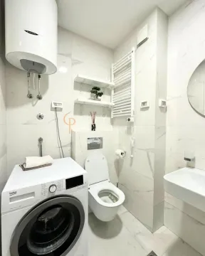 Moderne kupatilo opremljeno sanitarijama, tuš kabinom i mašinom za veš. - image 3