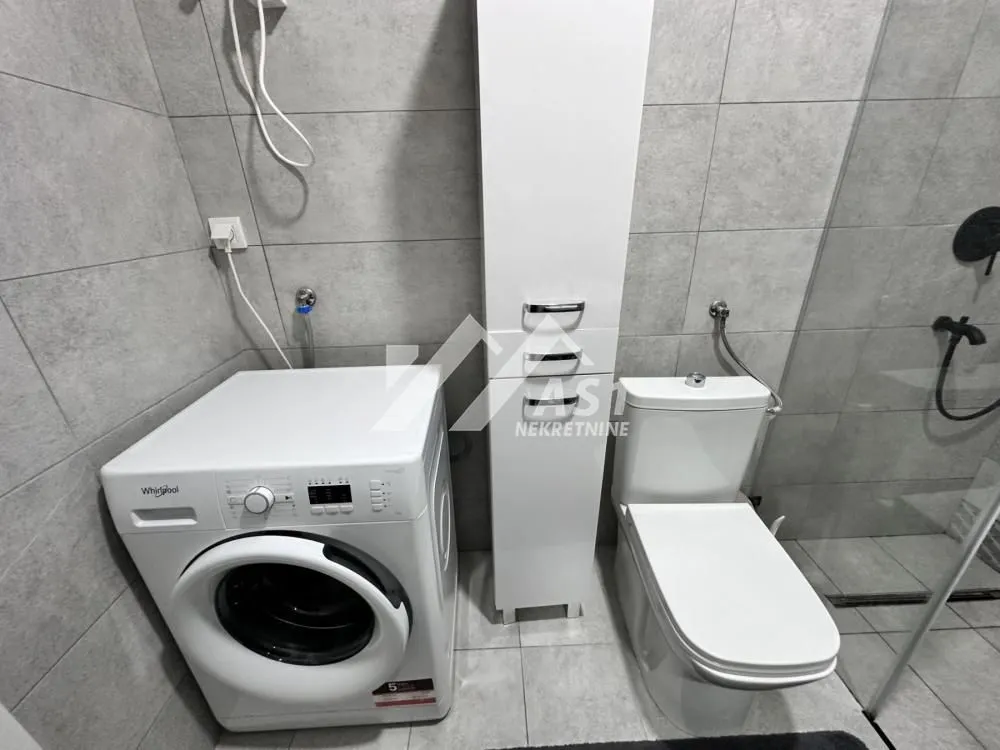 Izdavanje, trosoban stan, 52m², Centar, Novi Sad