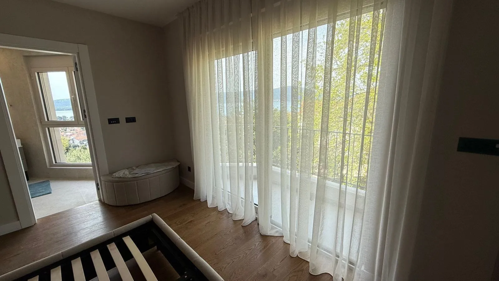 Izdavanje, dvosoban stan, 83m², Tripovići, Tivat