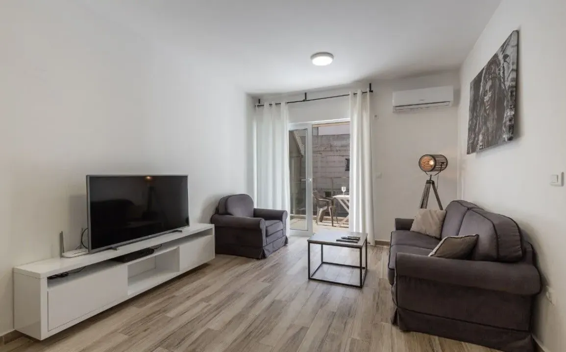 Izdavanje, jednosoban stan, 50m², Bečići, Budva