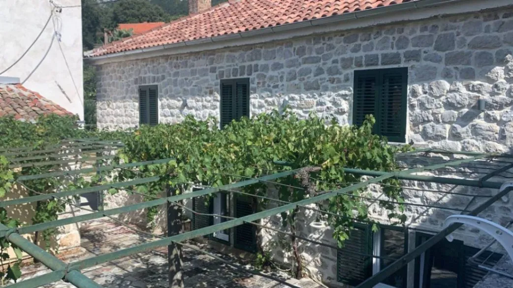 Izdavanje, kuća, 175m², Risan, Kotor
