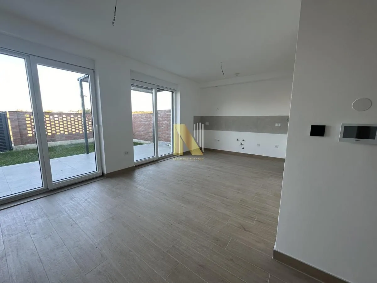 Prodaja, četvorosoban stan, 205m², Alibegovac, Petrovaradin
