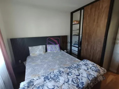 Furnished bedroom with a double bed and a fitted wardrobe. - image 17