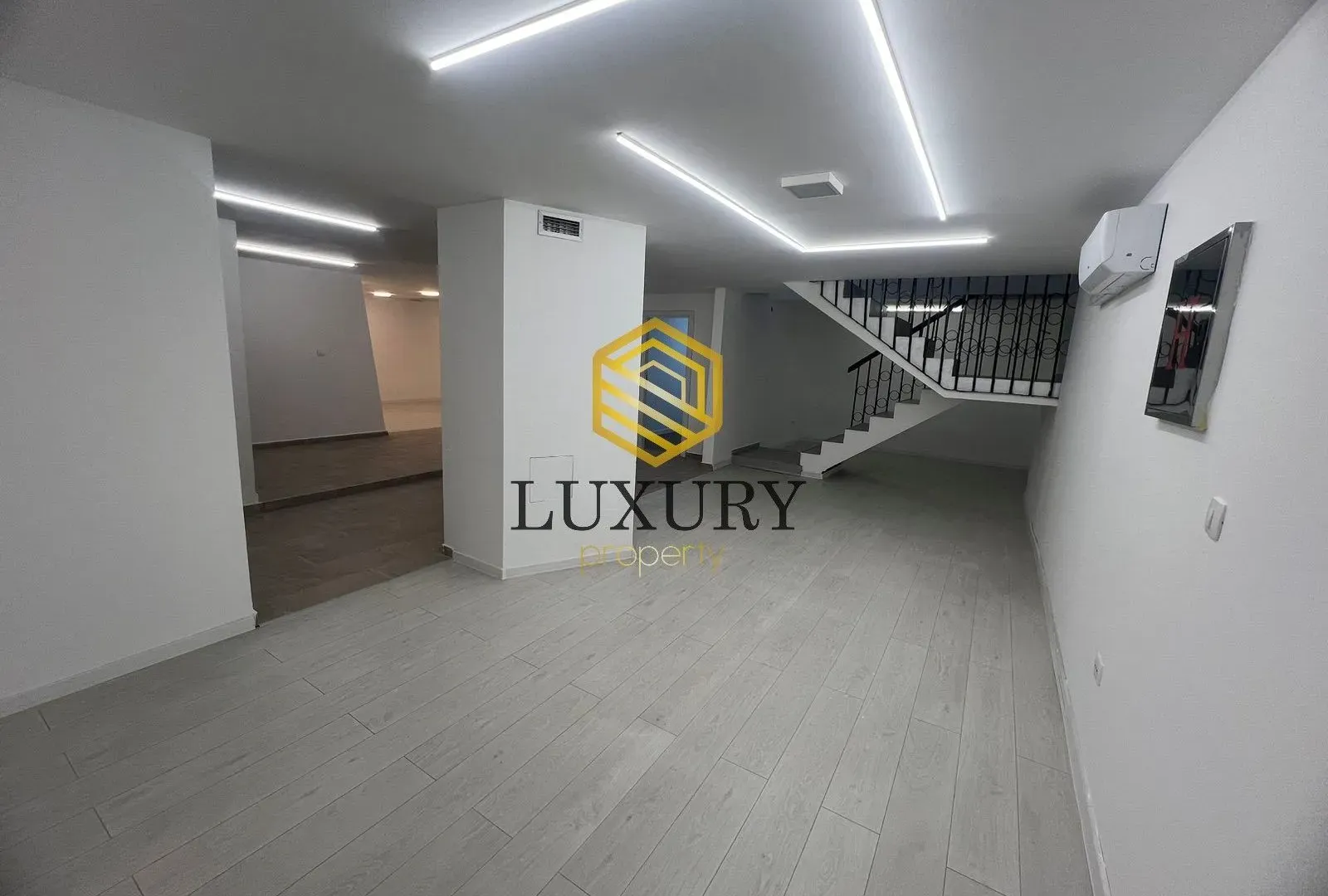Izdavanje, poslovni prostor, 245m², Blok 5, Podgorica