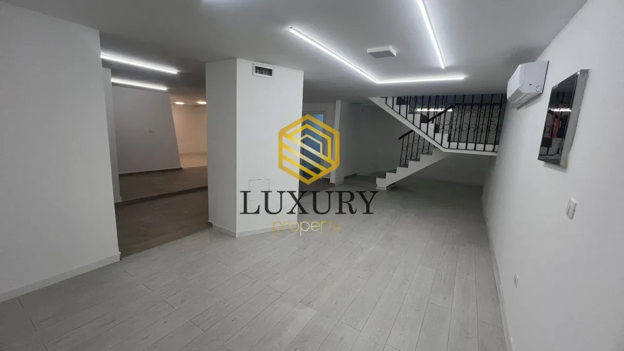 Rent, office space, 245m², Blok 5, Podgorica