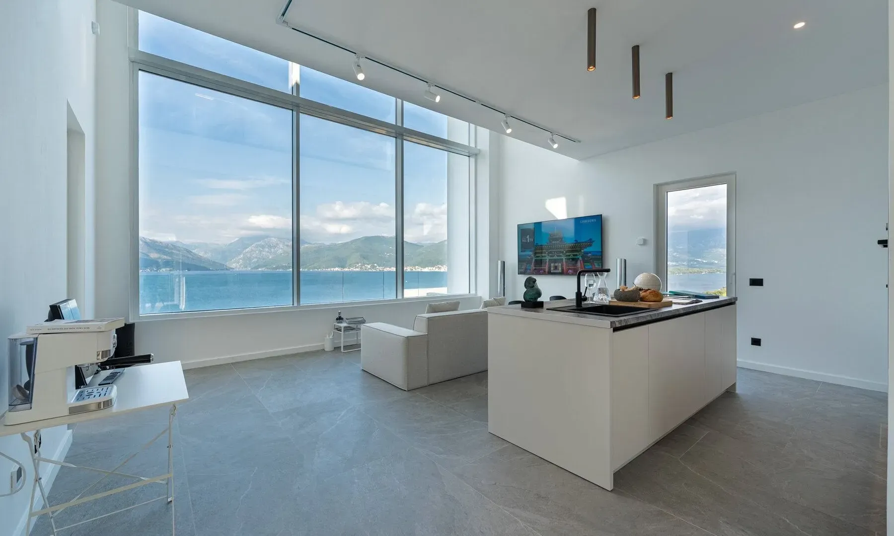 Rent, one bedroom apartment, 144m², Krašići, Tivat
