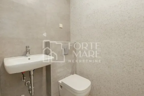 Manje kupatilo sa umivaonikom i ugradnom wc šoljom. - image 7