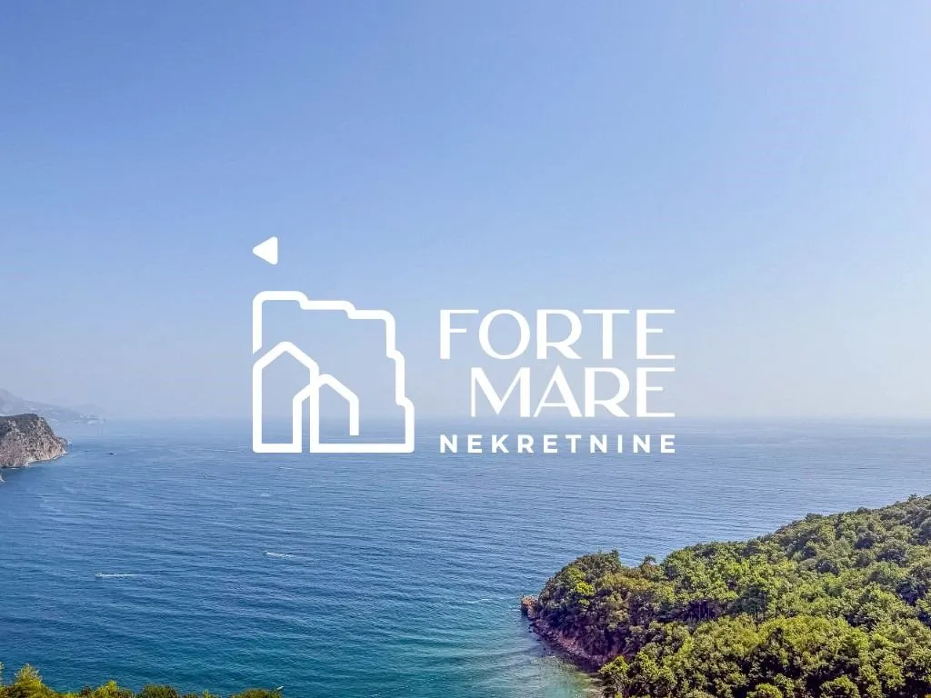 Pogled na otvoreno more i obalu sa nekretnine.