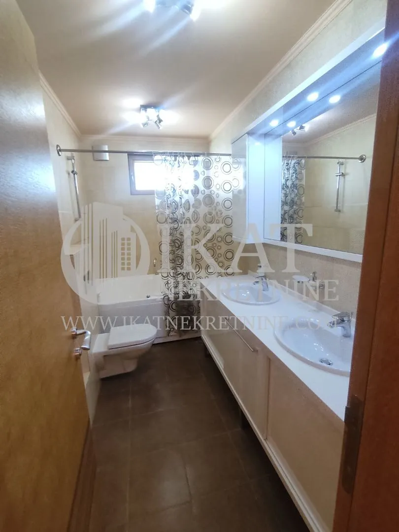 Izdavanje, kuća, 242m², Banovo Brdo, Beograd