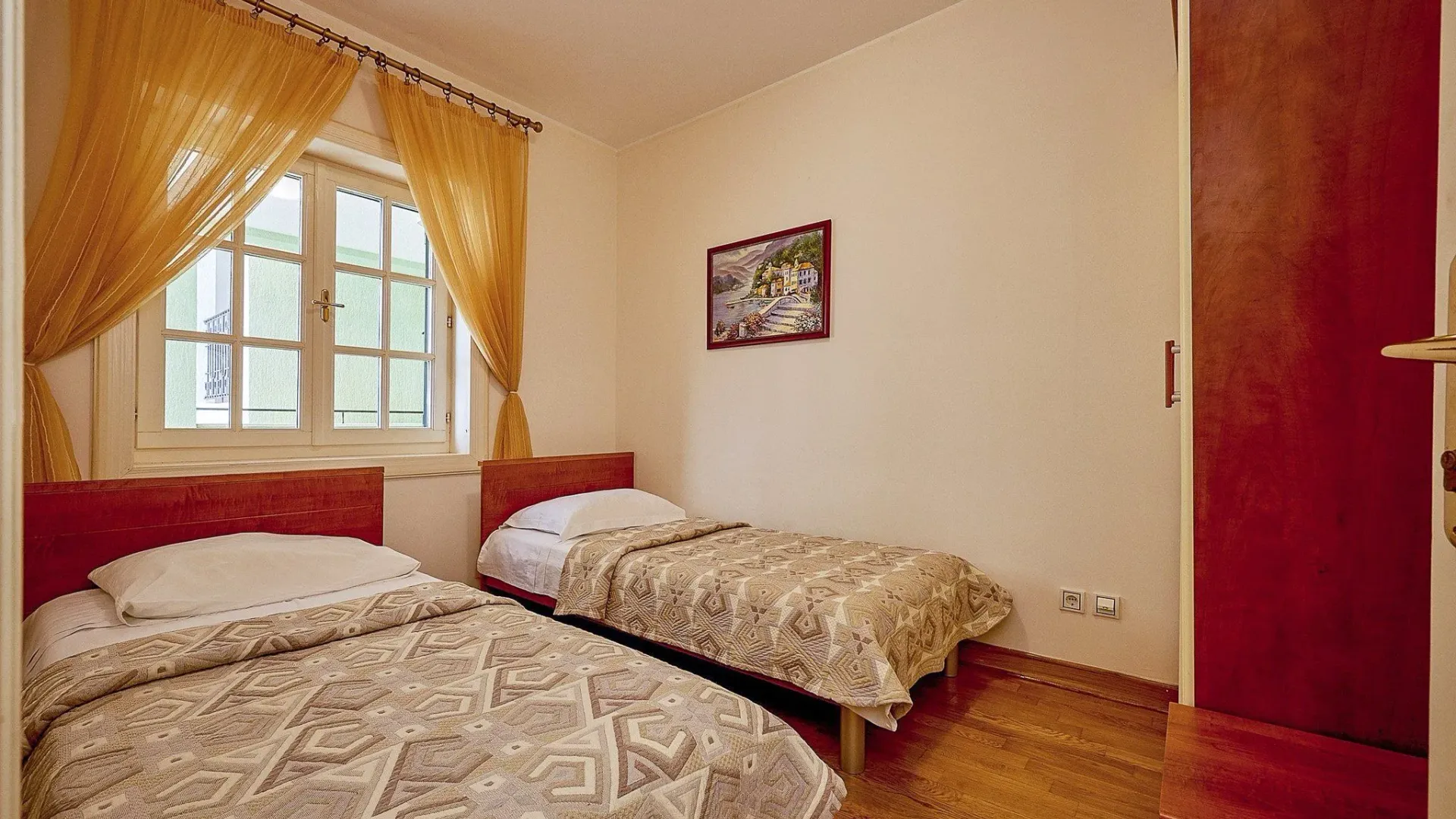 Sale, four bedroom apartment, 89m², Sveti Stefan, Budva