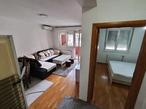 Dnevna soba sa garniturom i pogledom na spavaću sobu kroz vrata. - image 19