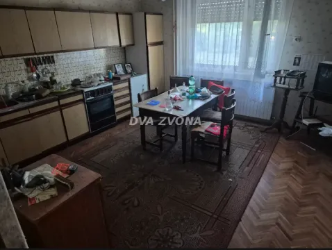 Starija kuhinja sa trpezarijskim stolom i prozorom. - image 16