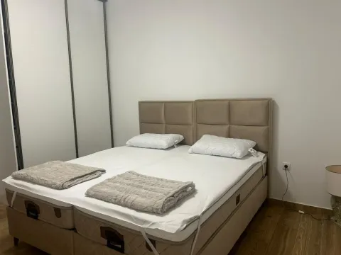 Izdavanje, dvosoban stan, 68m², Centar, Podgorica