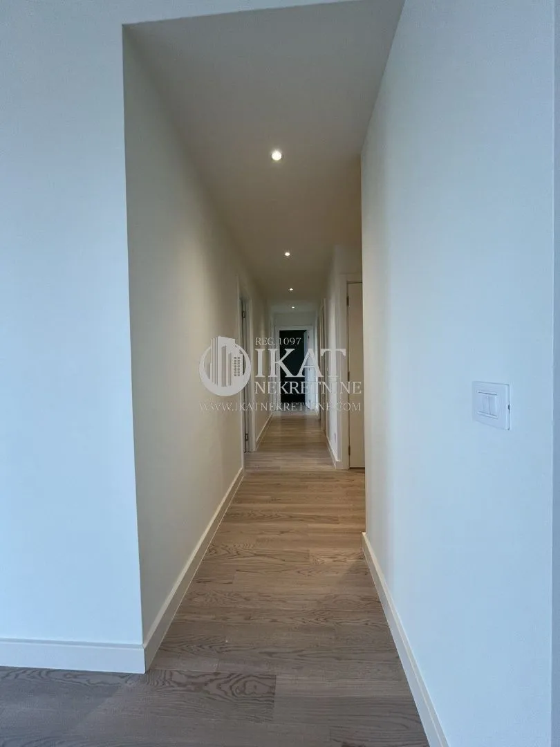 Izdavanje, trosoban stan, 111m², Savski Venac, Beograd