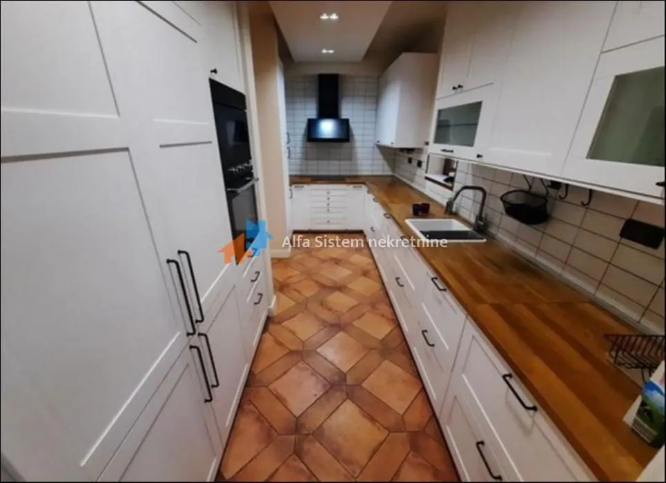 Rent, house, 300m², Čukarica, Beograd
