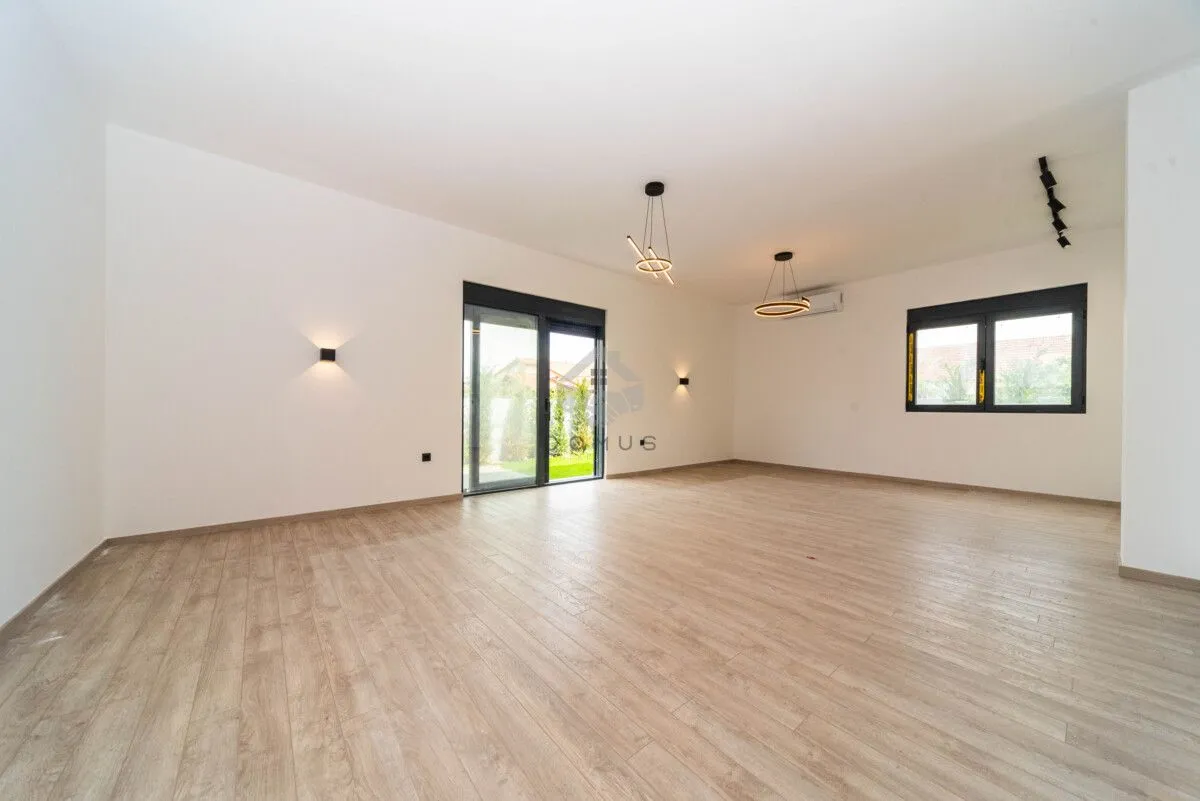 Prodaja, kuća, 202m², Tološi, Podgorica