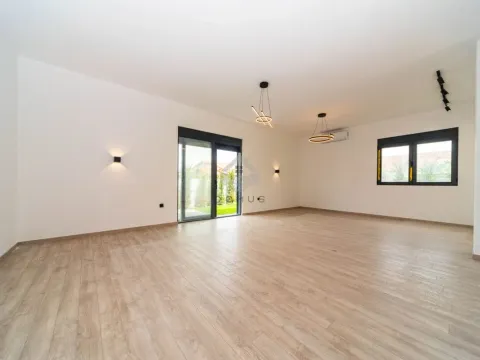 Sale, house, 202m², Tološi, Podgorica - image 10