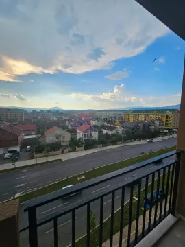 Pogled sa terase na grad i okolne ulice. - image 3