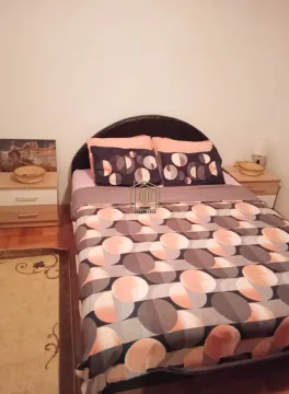 Namještena spavaća soba sa bračnim krevetom i noćnim stočićima. - image 3